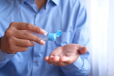 Corona virüsünü önlemek için dezenfekte sıvısı kullanılıyor.