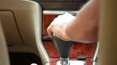 Erkek el değiştirme ekipmanı arabada.,