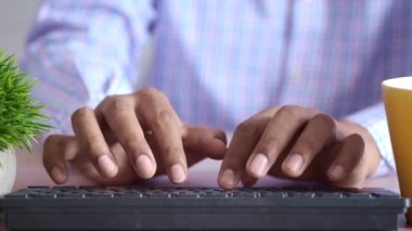 Klavyede insan eli yazımına yaklaş 