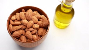 Ahşap zemin üzerinde şişedeki badem yağı. 