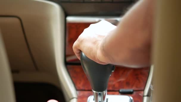 Férfi kézi változó sebességbe az autóban, — Stock videók