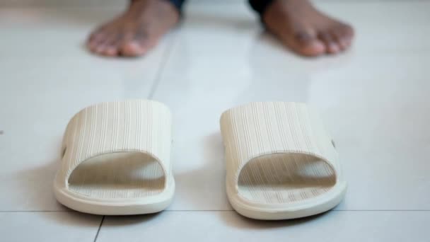 Close up de pés de homem usando sandália interior , — Vídeo de Stock