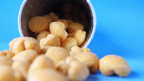 Gepofte maïs ringen chips in zwarte kom op witte achtergrond — Stockvideo