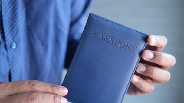 Молодий чоловік рука тримає паспорт — стокове відео