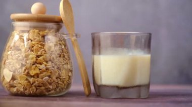  Cam kavanozda mısır gevreği ve masada süt. 