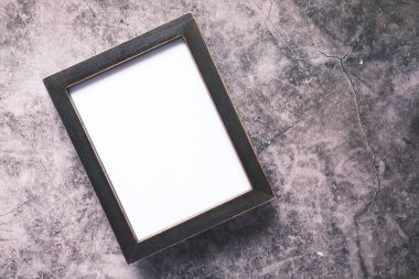 Ahşap arkaplanda boş çerçevenin üst görünümü 