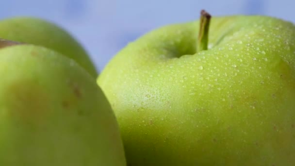 Primer plano de manzana fresca con gota de agua en un tazón sobre una mesa de madera — Vídeos de Stock