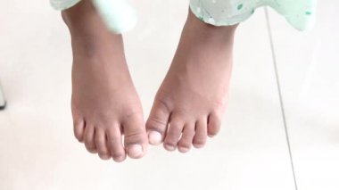 5 yaşındaki kız çocuğu ayaklarını kapat.