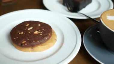 Kurabiye ve çay getirdim. 