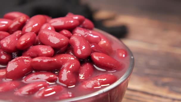 Granos Frijol rojo en un tazón en la mesa . — Vídeos de Stock