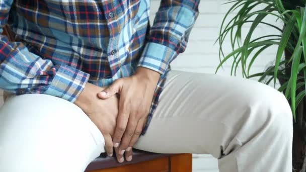 Le concept de problème de prostate et de vessie, douleur à l'entrejambe d'un jeune — Video