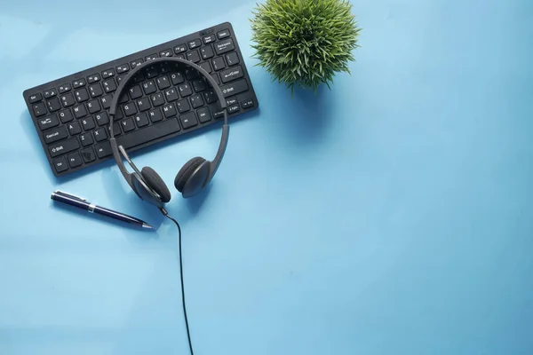 Auriculares del centro de llamadas en el ordenador portátil en la mesa , — Foto de Stock