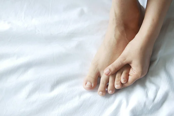 Gros plan sur les femmes pieds et massage des mains sur place. — Photo