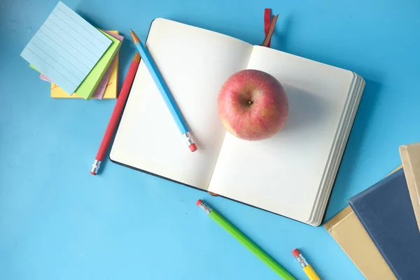 Чорний до школи концепція з яблуком на блокноті на столі . — стокове фото