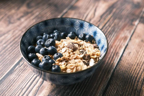  Mısır gevreği ve mavi böğürtlen masada. 