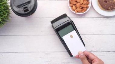 genç bir adamın kredi kartıyla ödeme yapması konsepti.