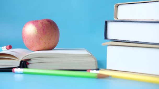 Černá do školy koncept s jablkem na notepadu na stole. — Stock video