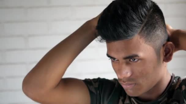 Vista lateral del hombre revisando su cabello en el espejo — Vídeos de Stock