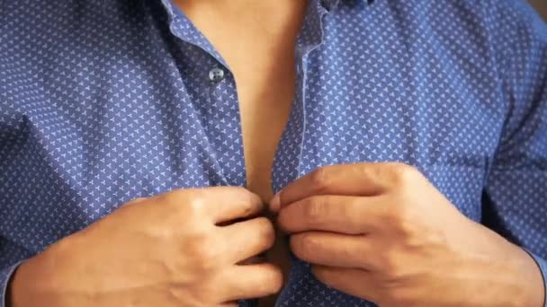Κάποιος κουμπώνει το πουκάμισό του από κοντά. — Αρχείο Βίντεο