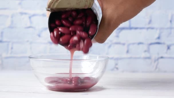 verser les grains Haricot rouge d'un contenant 