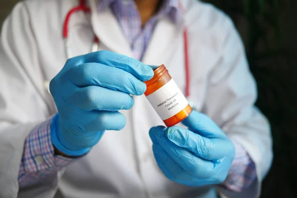 Γιατρός χέρι κρατήστε covid 19 ιατρική medial χάπια δοχείο με αντίγραφο χώρο — Φωτογραφία Αρχείου