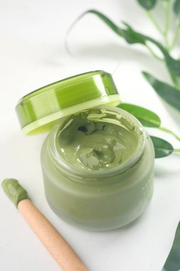 Beyaz arkaplandaki kabın içindeki baloncuk maskesi 