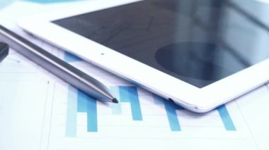 finansal grafik, hesap makinesi ve not defteri masanın üzerinde 