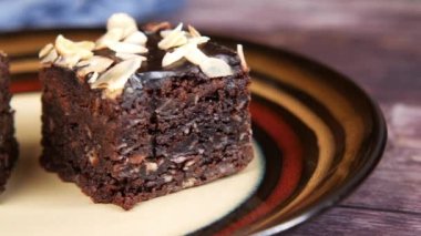 Tabakta bir dilim browni. 