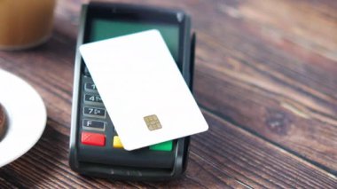 genç bir adamın kredi kartıyla ödeme yapması konsepti.