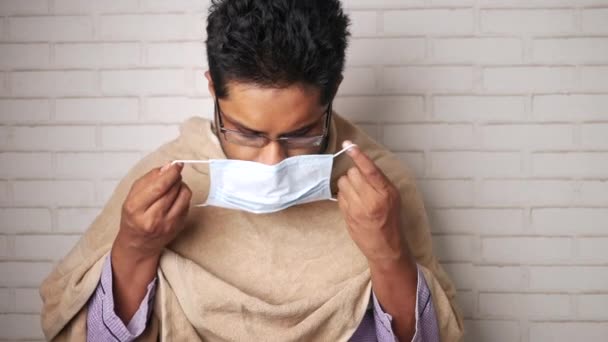 若いアジア人男性外科用フェイスマスクを屋内に置き — ストック動画