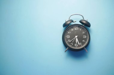 Renk arkaplanındaki eski alarm saati.