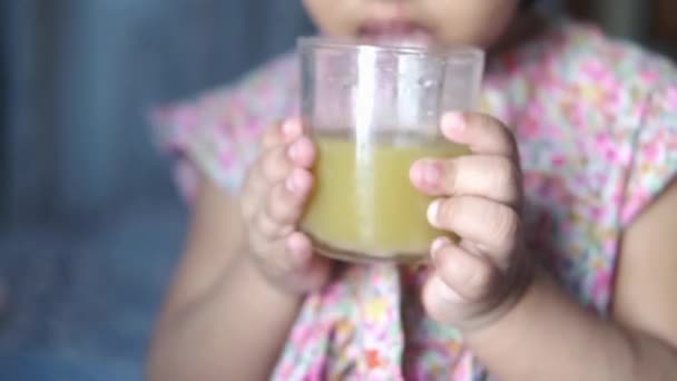 Bambina che beve succo d'arancia — Video Stock