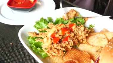  Kızarmış tavuk filetosunu bıçakla kesmek. 