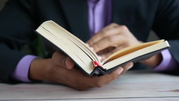 Tutup tangan laki-laki memutar pager dari buku harian — Stok Video