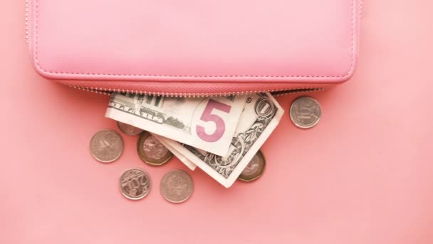 100 dolar tunai di kulit pada latar belakang merah muda — Stok Video
