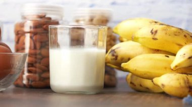 Tabakta yumurta, masada süt ve fındık. 