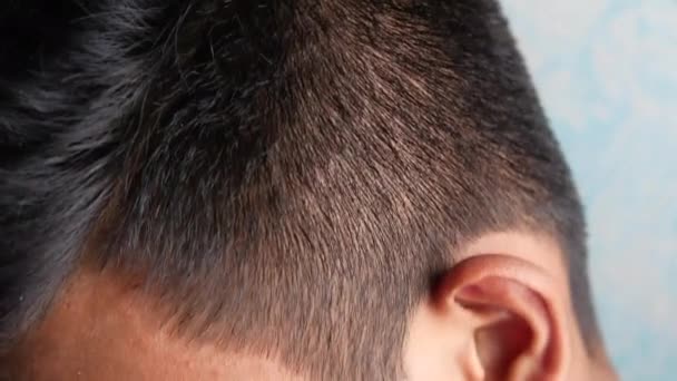 Junger Mann trägt Haargel aus nächster Nähe auf — Stockvideo
