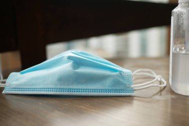 Ameliyat maskeleri ve el dezenfektanı. 