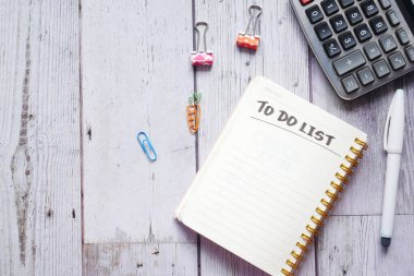 Ofis tedarikçileri masadayken defterde liste yapmak için.