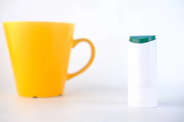 Umělé sladidlo kontejner a káva hrnek na bílém pozadí — Stock fotografie