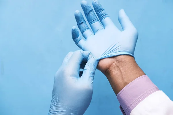 Γιατρός φοράει ιατρικά γάντια λατέξ, από κοντά — Φωτογραφία Αρχείου