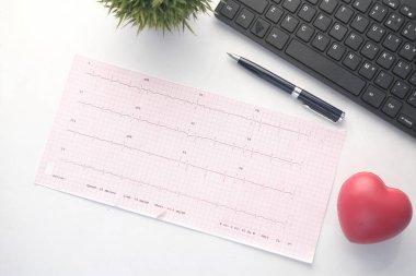 kalp şekli, klavye ve masada bir kardiyo diyagramı 