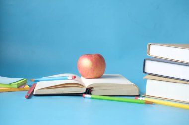 siyah okul konsepti ile elmalı mavi üzerine bir kitap 