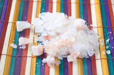 Masadaki bir kasede pembe kaya tuzu yakın. 