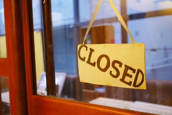 Closed sign hanging on door of cafe. — Stock Photo, Image