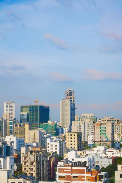 Vista de ángulo alto de los edificios residenciales y financieros de la ciudad de Dhaka en el día soleado — Foto de Stock