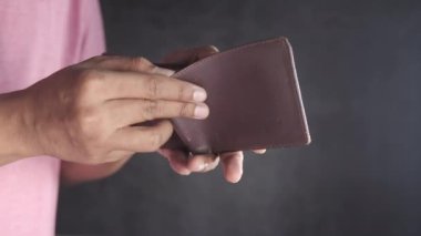 Bir adam boş bir cüzdanı fotokopi alanı ile açar.