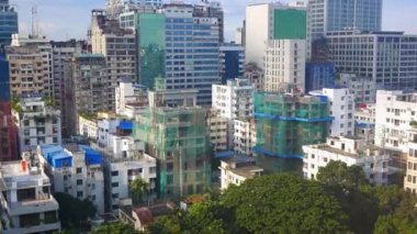 Güneşli bir günde Dhaka şehrinin konut ve finans binalarının yüksek açılı manzarası 