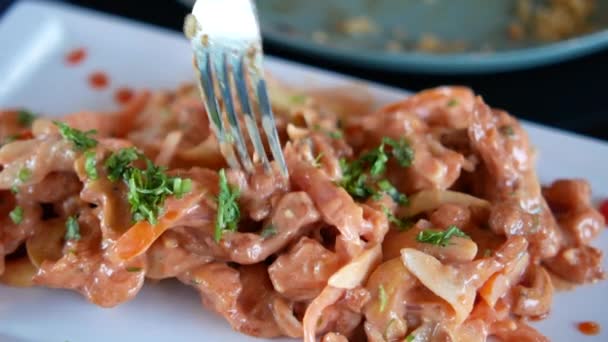 Comer ensalada de anacardo con tenedor en paté, — Vídeos de Stock