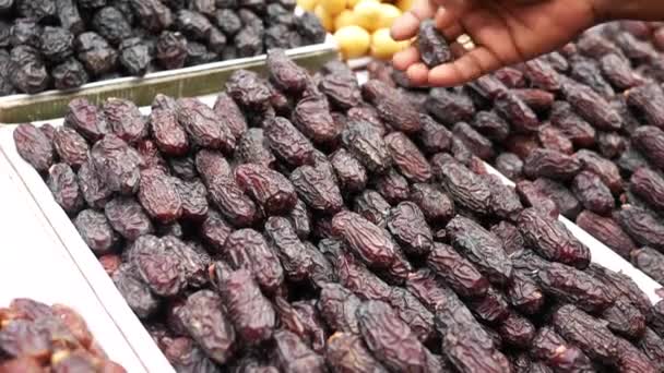 Banyak tampilan buah kurma yang dijual di pasar lokal — Stok Video